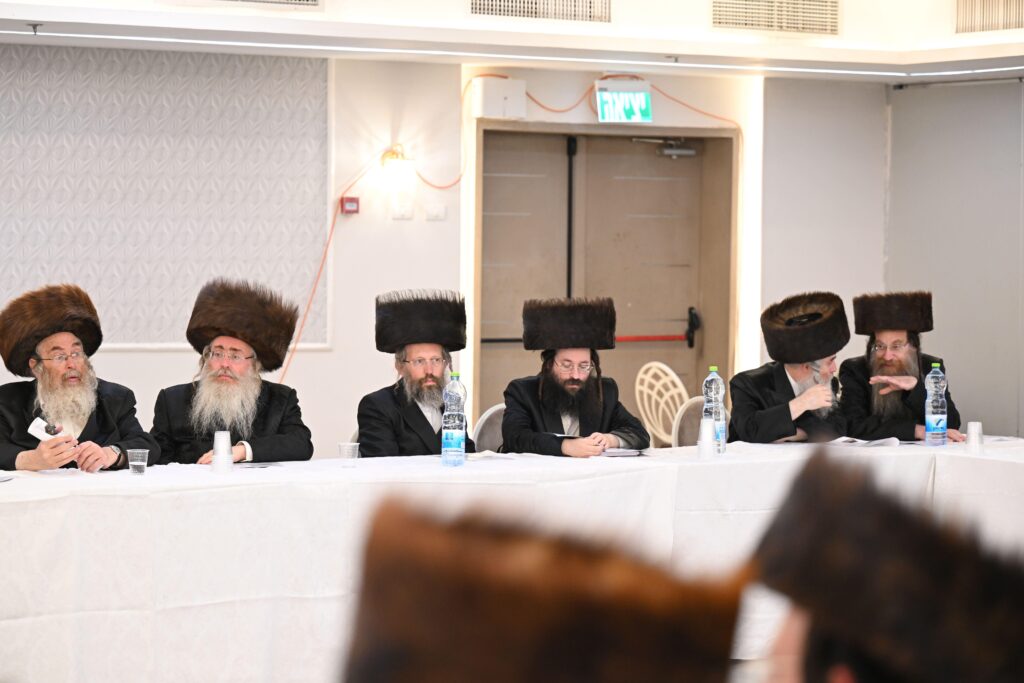 האדמו"ר מצאנז זימן לכנס דחוף את רבני ודייני החסידות