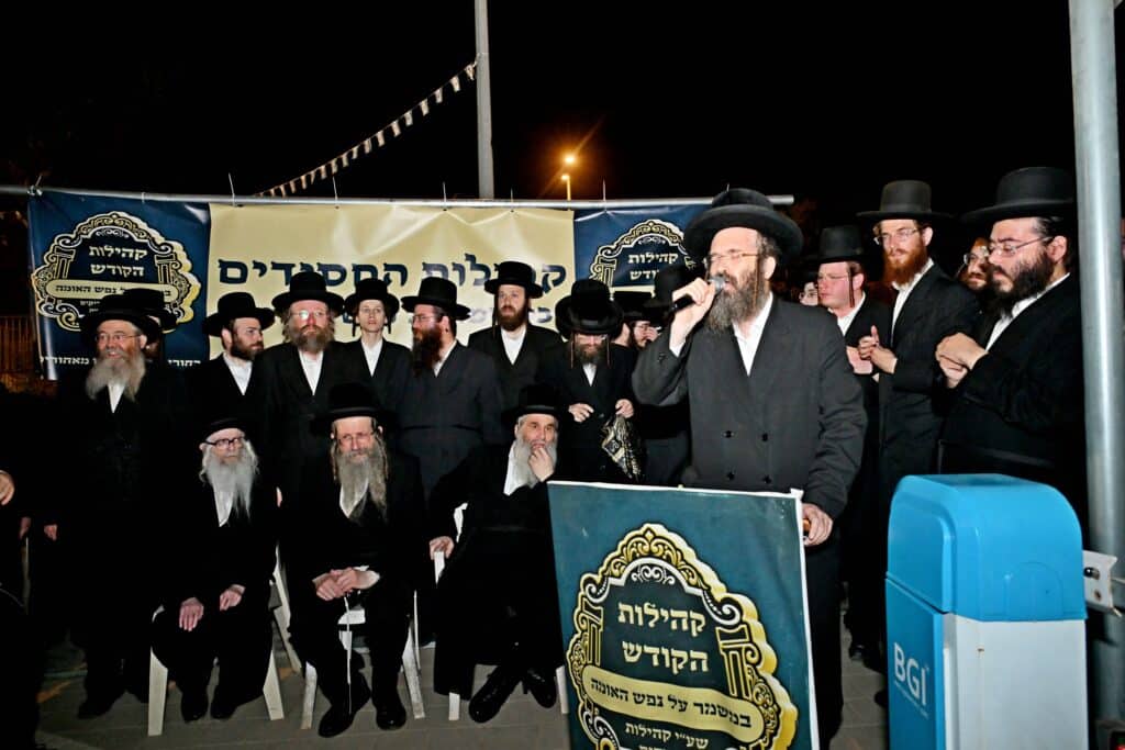 לאחר המעצרים: מחאת החסידים בשערי כלא 10 נמשכת