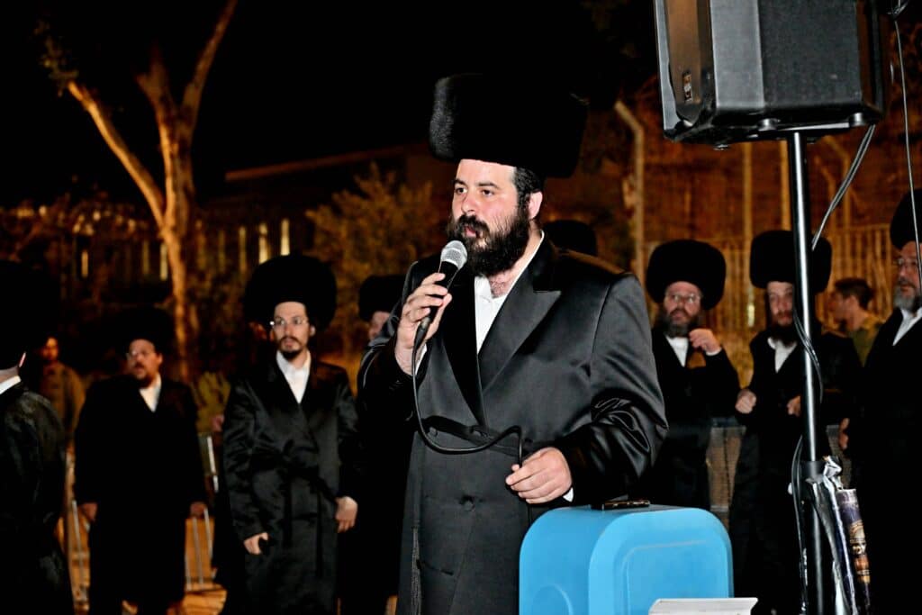 לאחר המעצרים: מחאת החסידים בשערי כלא 10 נמשכת