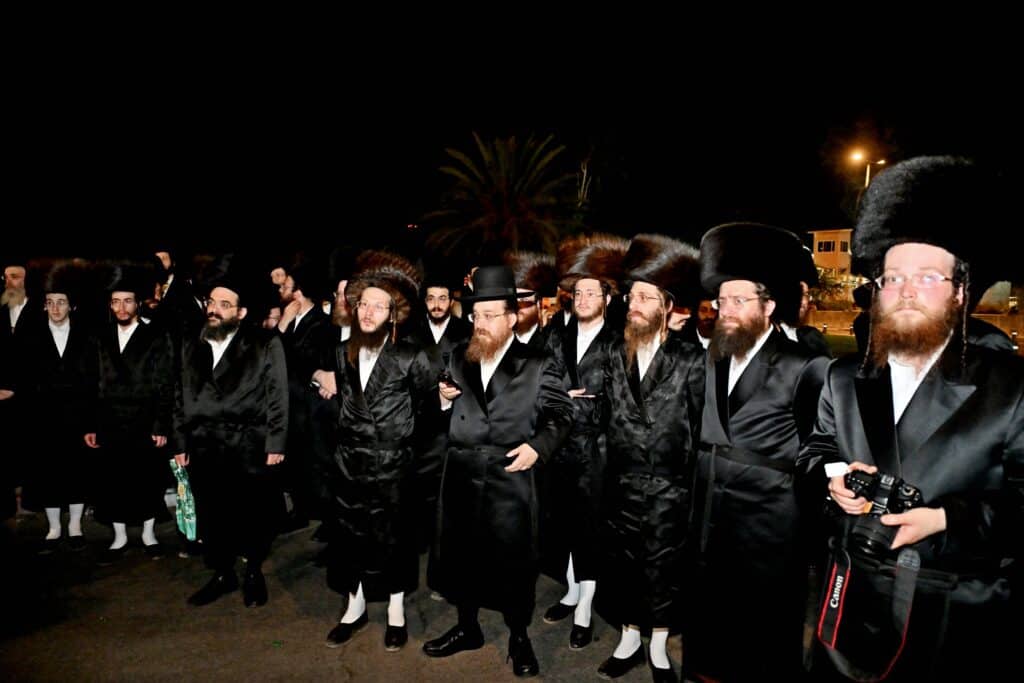 לאחר המעצרים: מחאת החסידים בשערי כלא 10 נמשכת