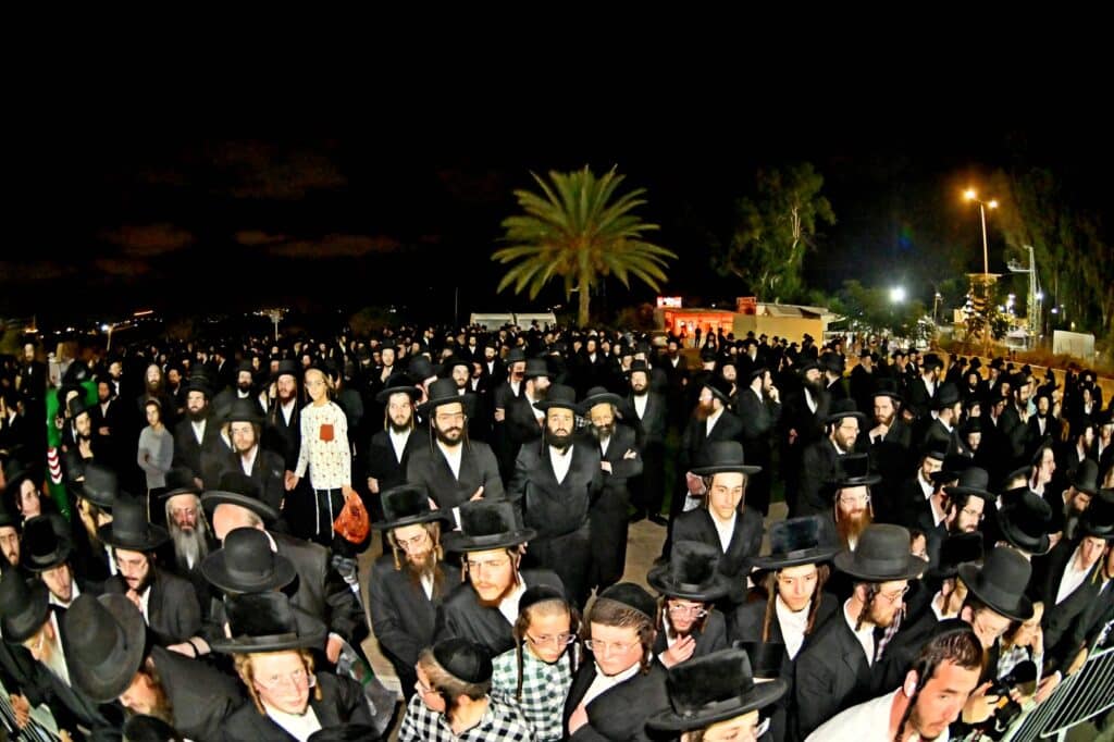 לאחר המעצרים: מחאת החסידים בשערי כלא 10 נמשכת