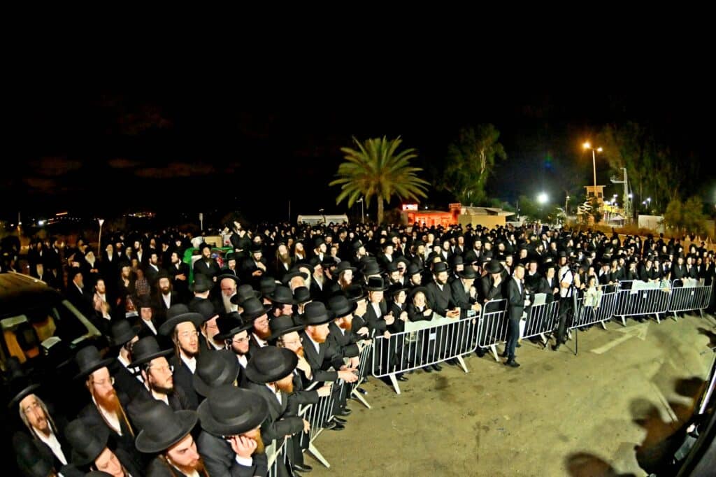 לאחר המעצרים: מחאת החסידים בשערי כלא 10 נמשכת