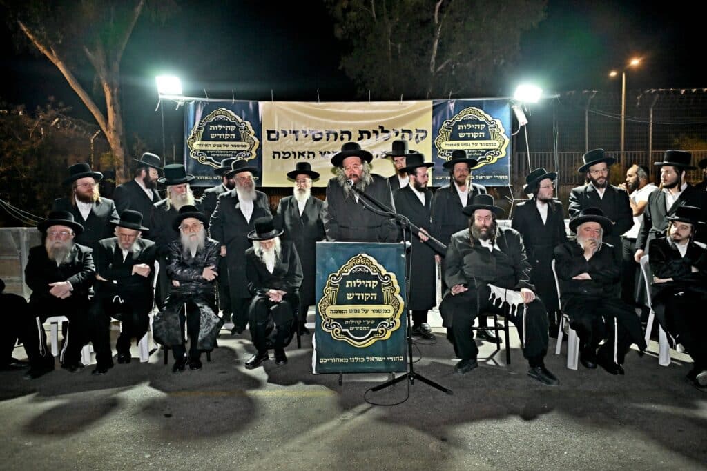 לאחר המעצרים: מחאת החסידים בשערי כלא 10 נמשכת