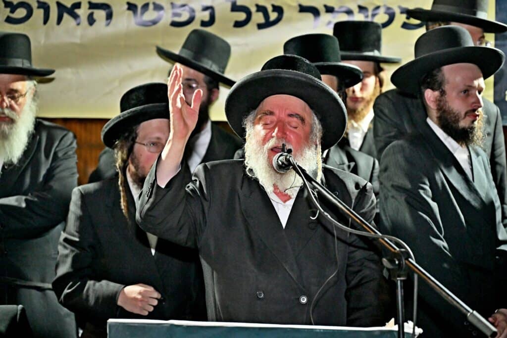 לאחר המעצרים: מחאת החסידים בשערי כלא 10 נמשכת