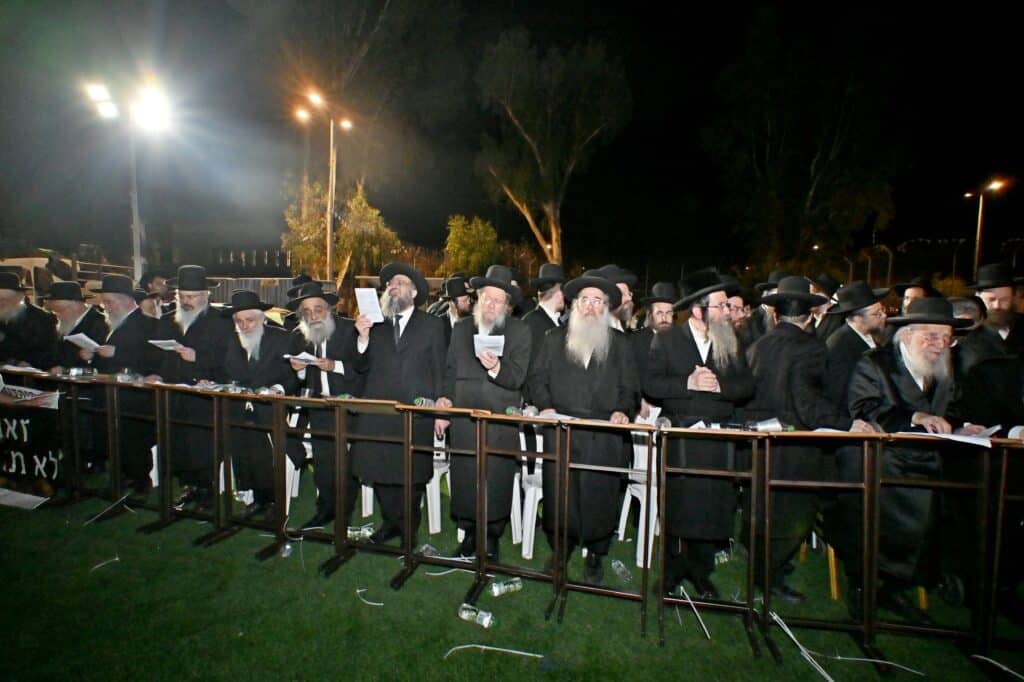 לאחר המעצרים: מחאת החסידים בשערי כלא 10 נמשכת