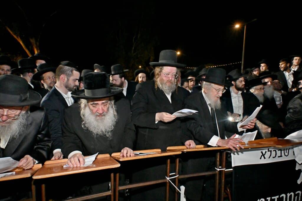 לאחר המעצרים: מחאת החסידים בשערי כלא 10 נמשכת