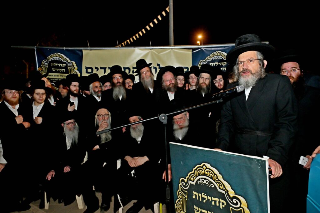 לאחר המעצרים: מחאת החסידים בשערי כלא 10 נמשכת