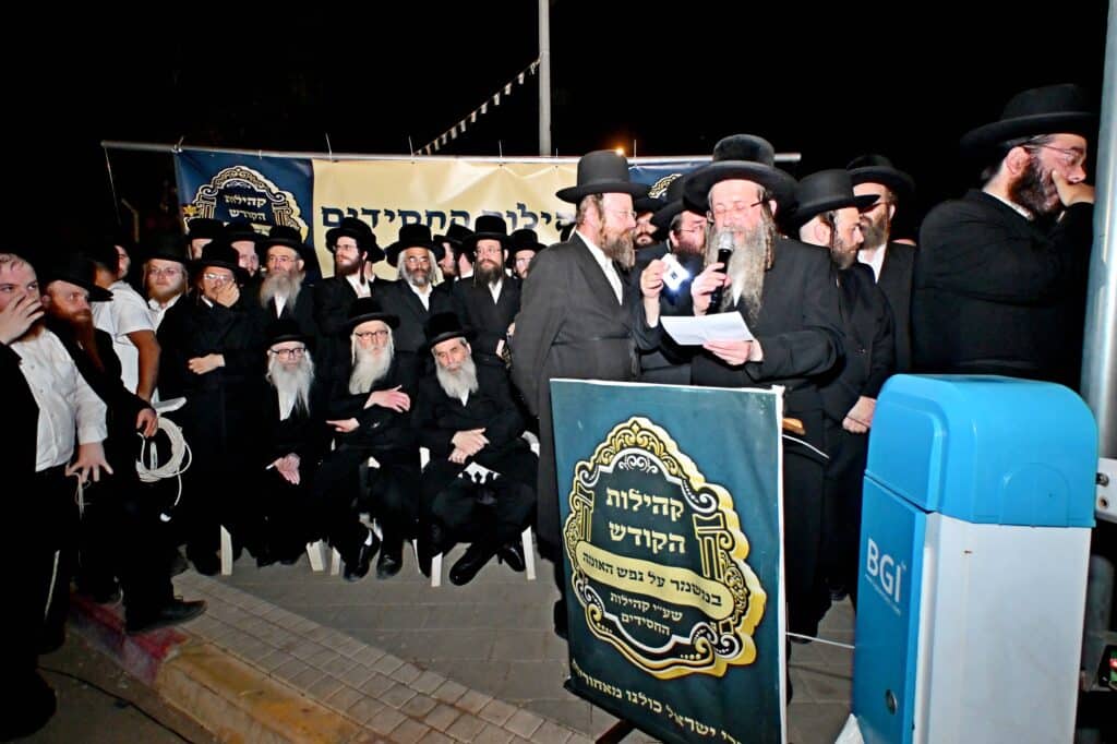 לאחר המעצרים: מחאת החסידים בשערי כלא 10 נמשכת