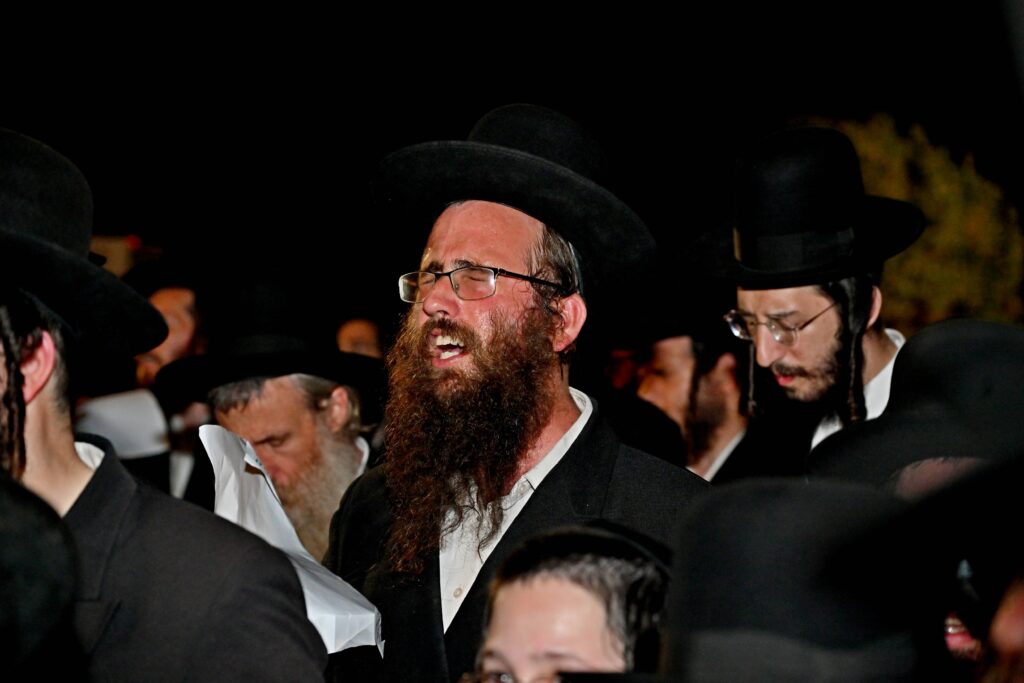 לאחר המעצרים: מחאת החסידים בשערי כלא 10 נמשכת