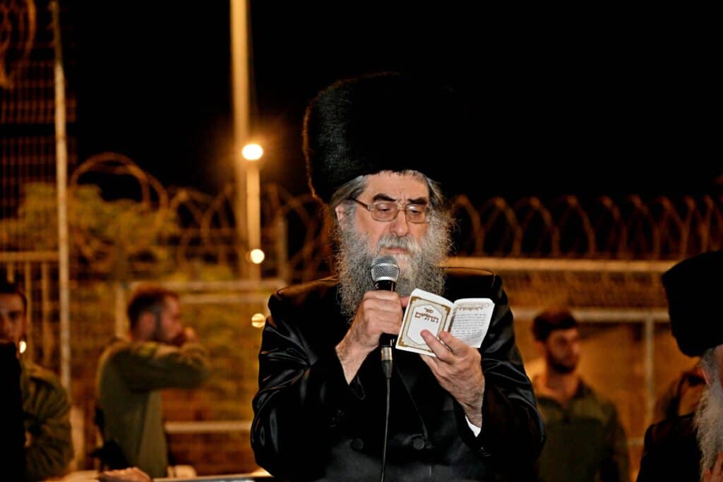 לאחר המעצרים: מחאת החסידים בשערי כלא 10 נמשכת