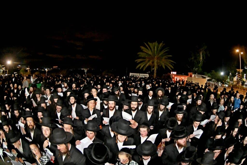 לאחר המעצרים: מחאת החסידים בשערי כלא 10 נמשכת