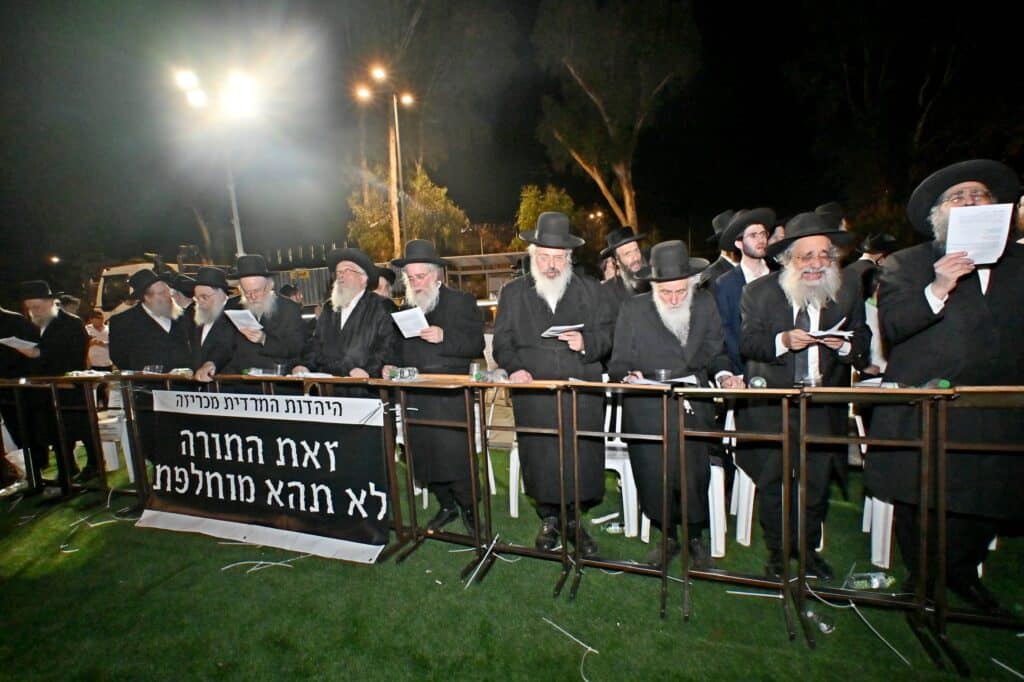 לאחר המעצרים: מחאת החסידים בשערי כלא 10 נמשכת