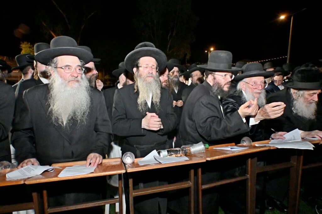 לאחר המעצרים: מחאת החסידים בשערי כלא 10 נמשכת