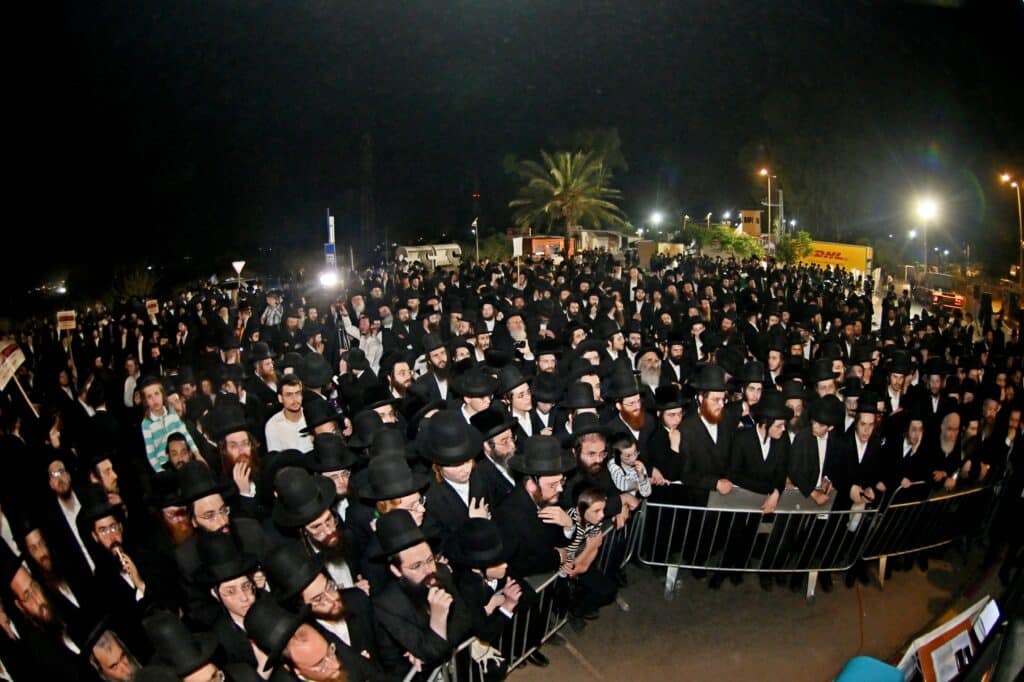 לאחר המעצרים: מחאת החסידים בשערי כלא 10 נמשכת