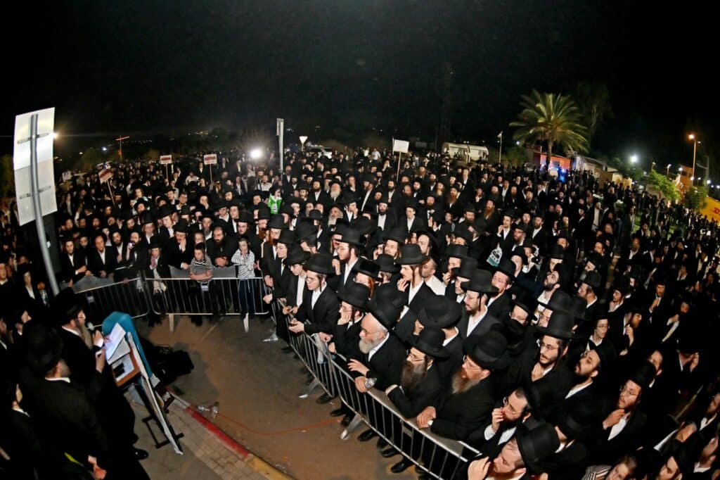 לאחר המעצרים: מחאת החסידים בשערי כלא 10 נמשכת