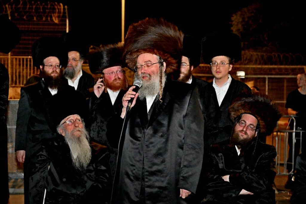 לאחר המעצרים: מחאת החסידים בשערי כלא 10 נמשכת