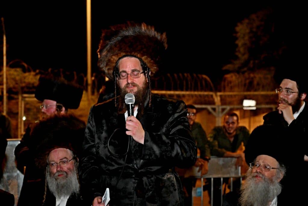 לאחר המעצרים: מחאת החסידים בשערי כלא 10 נמשכת