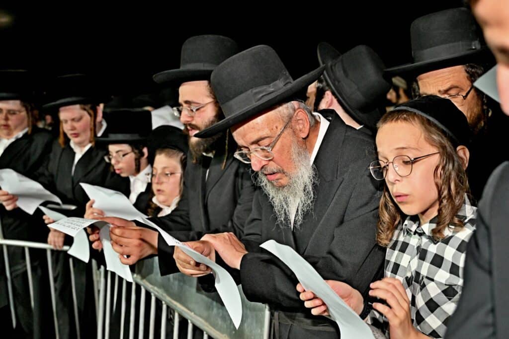 לאחר המעצרים: מחאת החסידים בשערי כלא 10 נמשכת