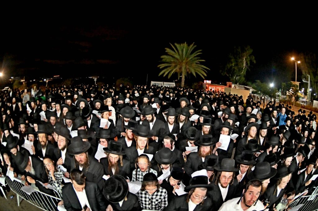 לאחר המעצרים: מחאת החסידים בשערי כלא 10 נמשכת