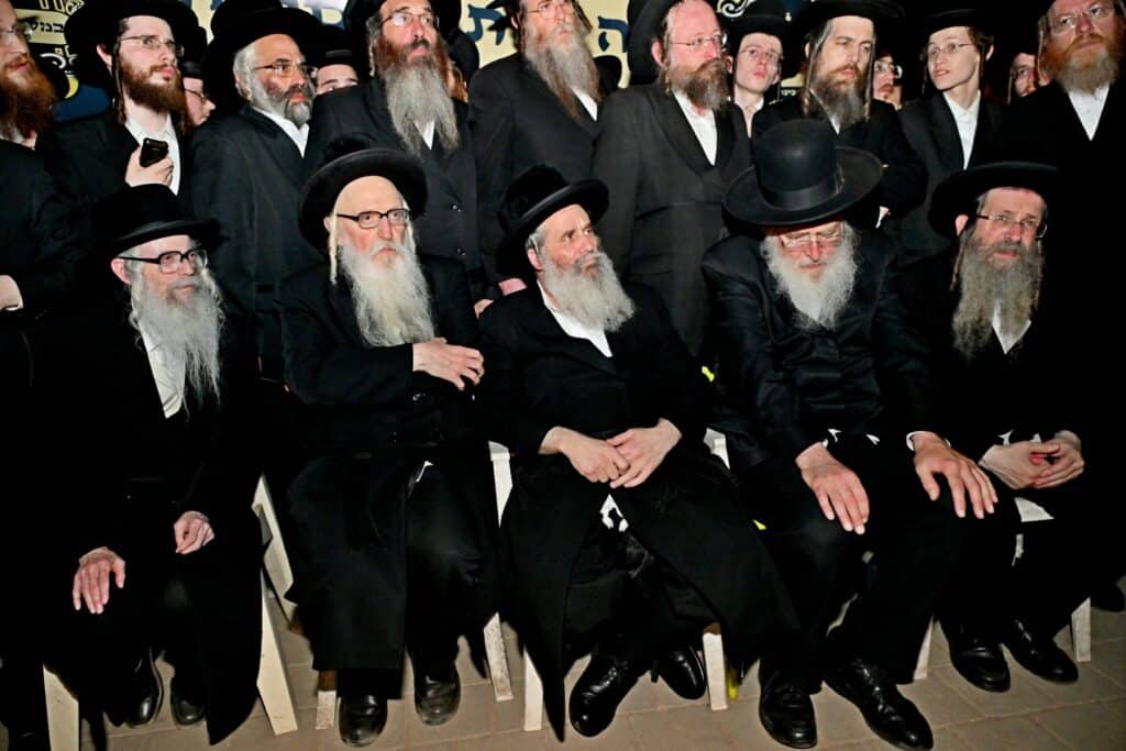 לאחר המעצרים: מחאת החסידים בשערי כלא 10 נמשכת