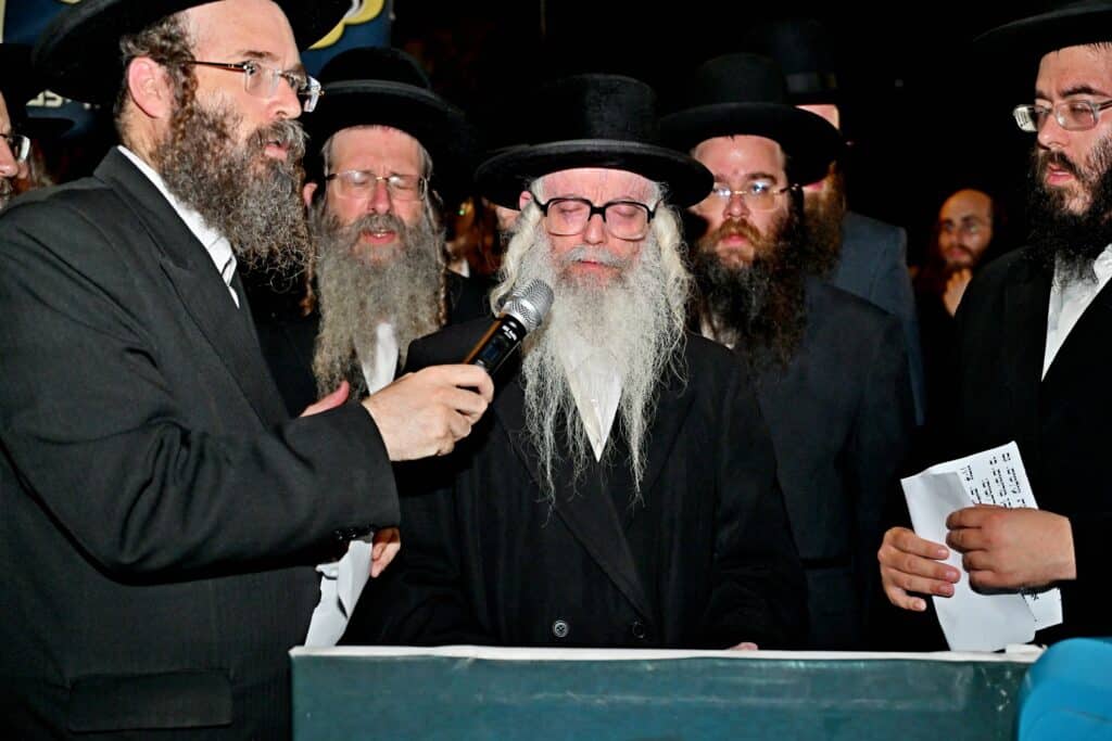 לאחר המעצרים: מחאת החסידים בשערי כלא 10 נמשכת