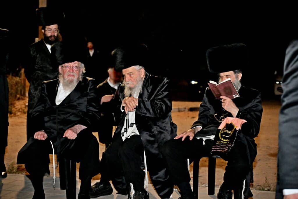 לאחר המעצרים: מחאת החסידים בשערי כלא 10 נמשכת