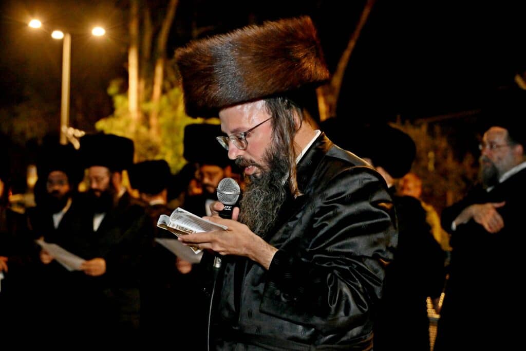 לאחר המעצרים: מחאת החסידים בשערי כלא 10 נמשכת