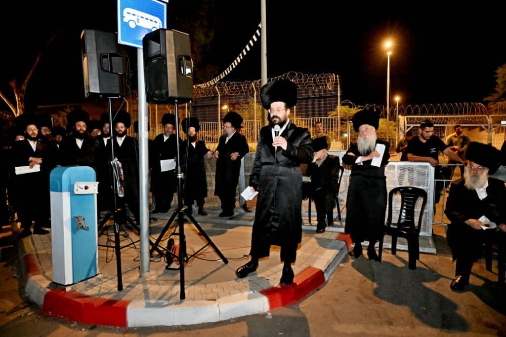 לאחר המעצרים: מחאת החסידים בשערי כלא 10 נמשכת