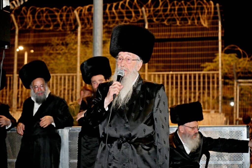 לאחר המעצרים: מחאת החסידים בשערי כלא 10 נמשכת