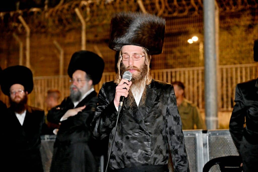 לאחר המעצרים: מחאת החסידים בשערי כלא 10 נמשכת