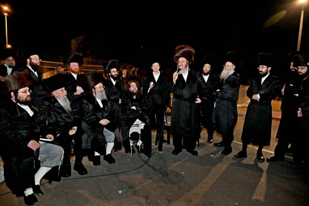 לאחר המעצרים: מחאת החסידים בשערי כלא 10 נמשכת