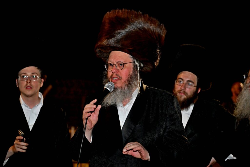 לאחר המעצרים: מחאת החסידים בשערי כלא 10 נמשכת