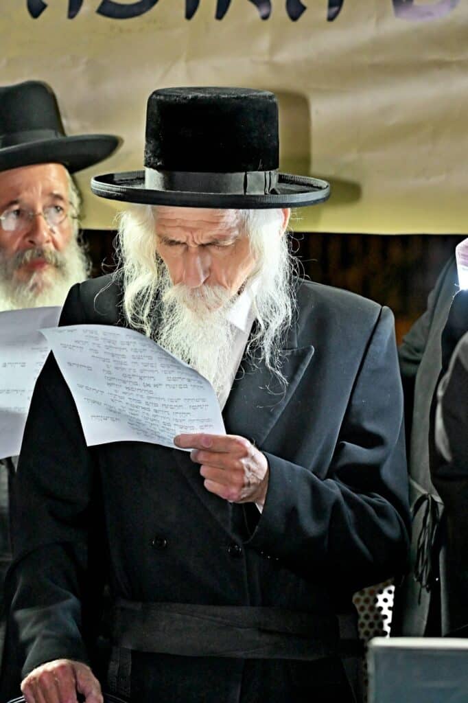 לאחר המעצרים: מחאת החסידים בשערי כלא 10 נמשכת