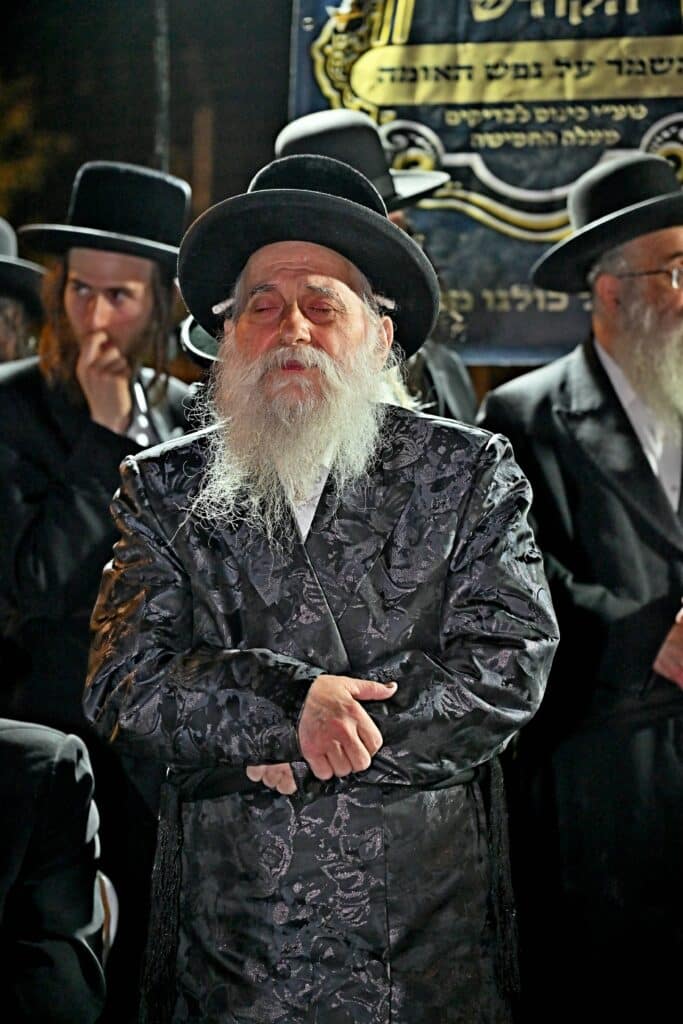 לאחר המעצרים: מחאת החסידים בשערי כלא 10 נמשכת