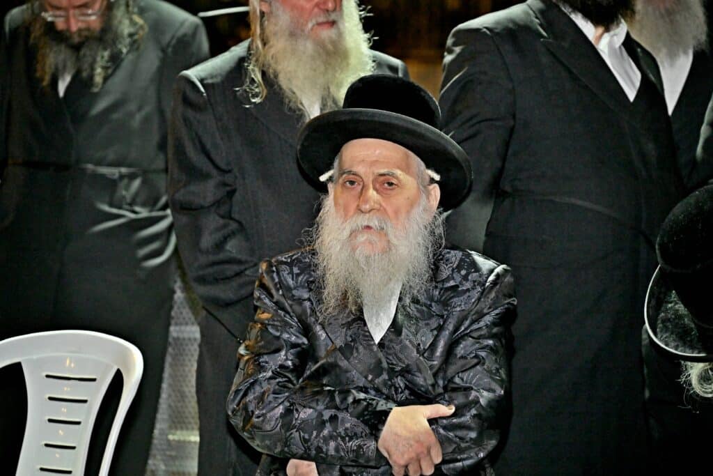 לאחר המעצרים: מחאת החסידים בשערי כלא 10 נמשכת