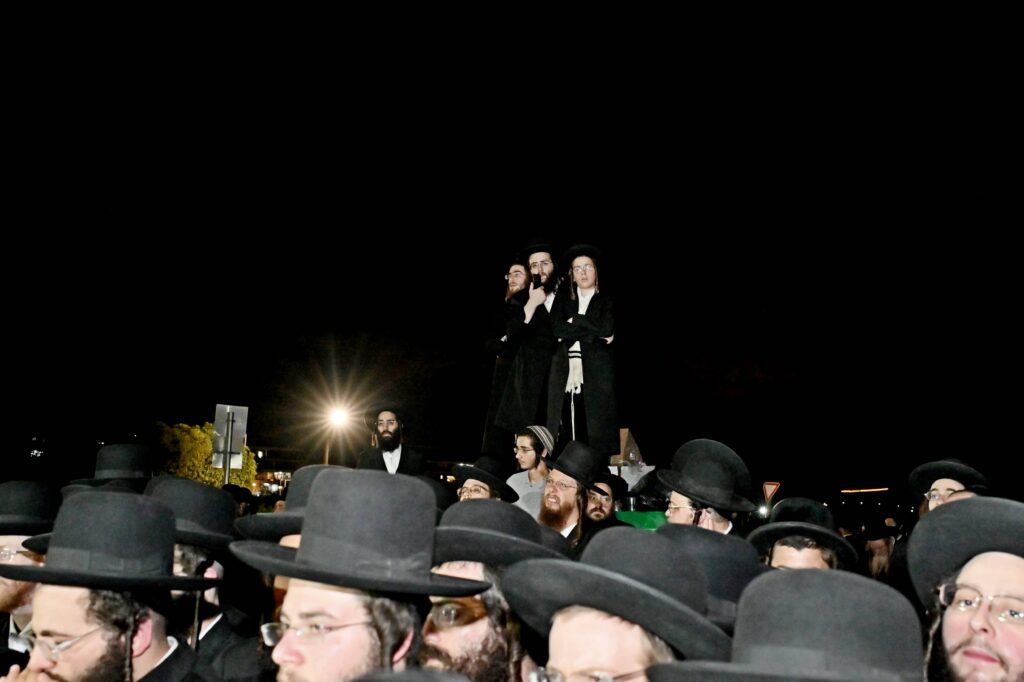 לאחר המעצרים: מחאת החסידים בשערי כלא 10 נמשכת