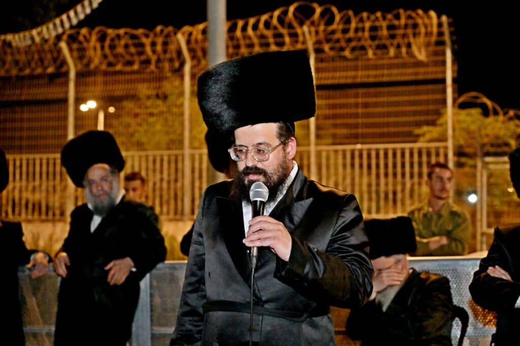 לאחר המעצרים: מחאת החסידים בשערי כלא 10 נמשכת