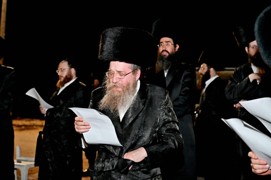 לאחר המעצרים: מחאת החסידים בשערי כלא 10 נמשכת