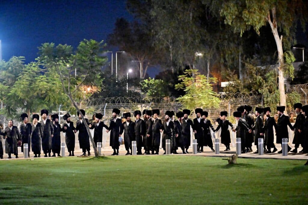 לאחר המעצרים: מחאת החסידים בשערי כלא 10 נמשכת