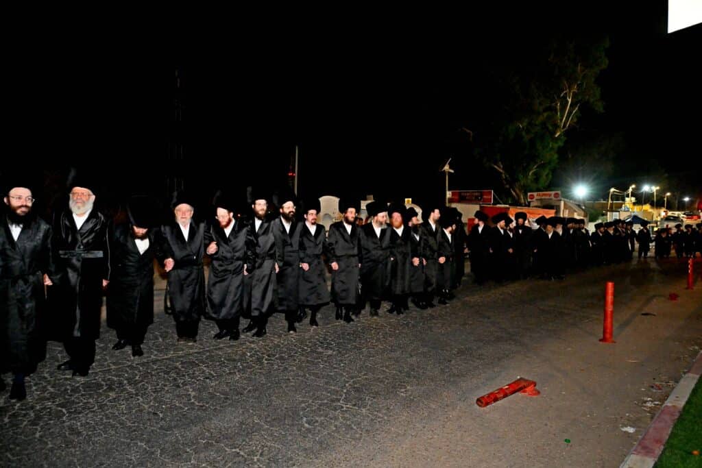 לאחר המעצרים: מחאת החסידים בשערי כלא 10 נמשכת