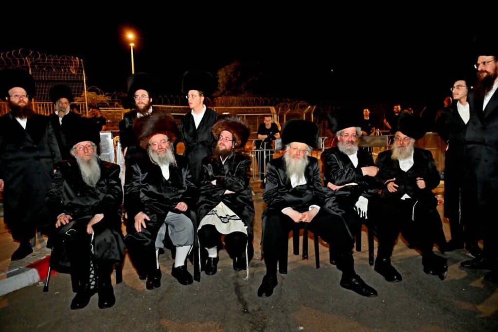 לאחר המעצרים: מחאת החסידים בשערי כלא 10 נמשכת