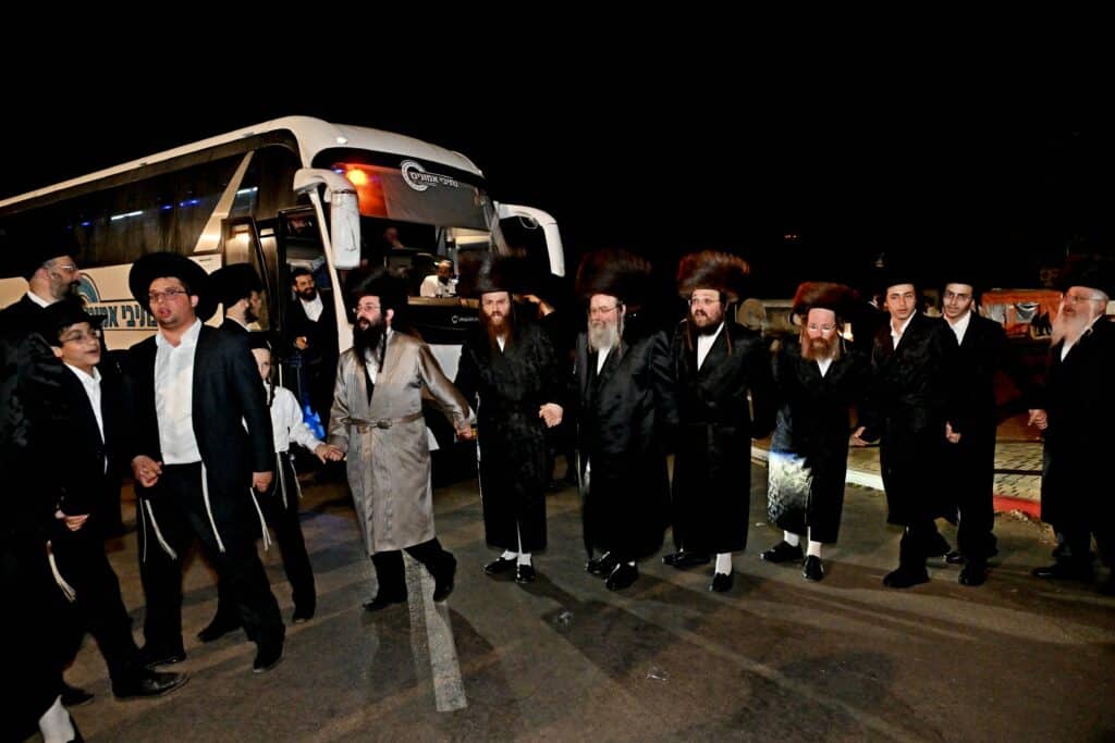 לאחר המעצרים: מחאת החסידים בשערי כלא 10 נמשכת