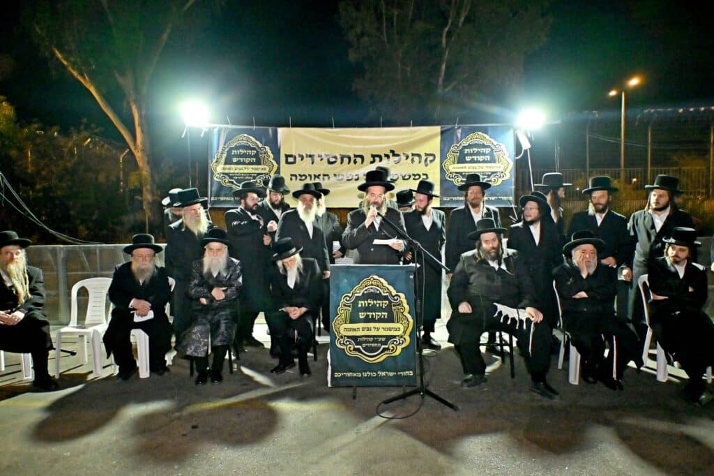 לאחר המעצרים: מחאת החסידים בשערי כלא 10 נמשכת