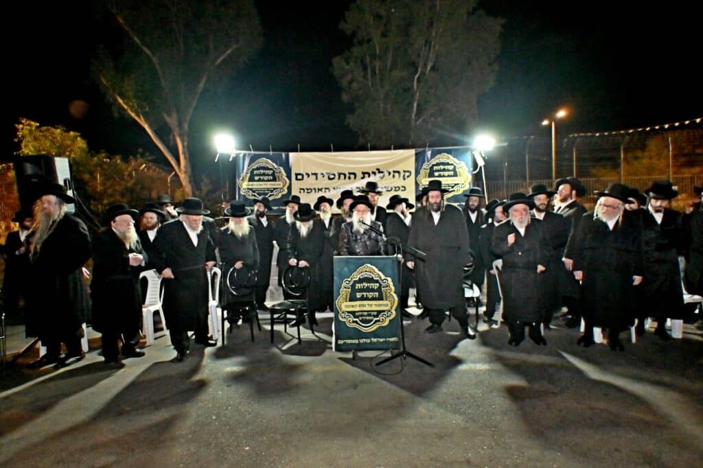 לאחר המעצרים: מחאת החסידים בשערי כלא 10 נמשכת