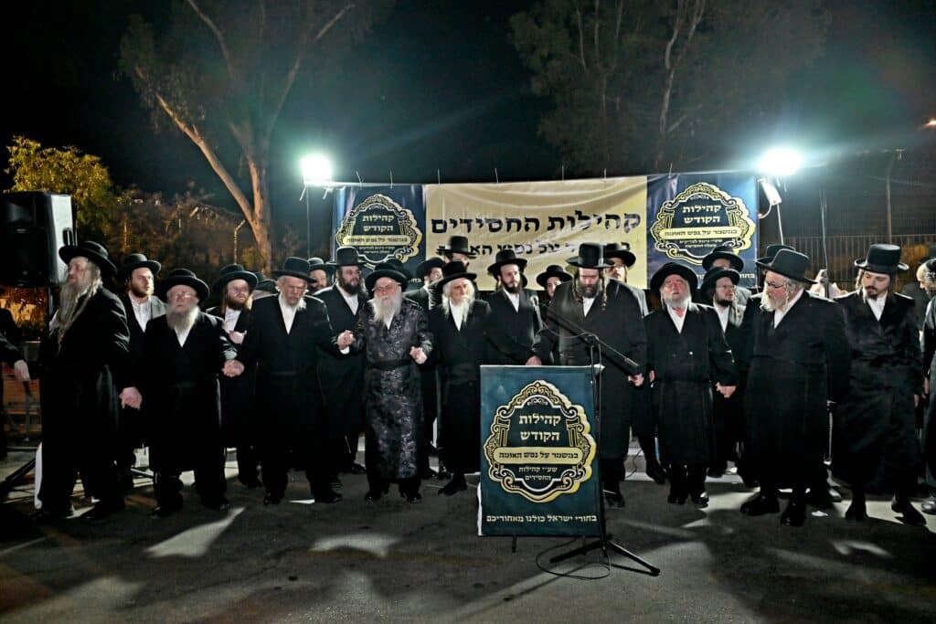 לאחר המעצרים: מחאת החסידים בשערי כלא 10 נמשכת