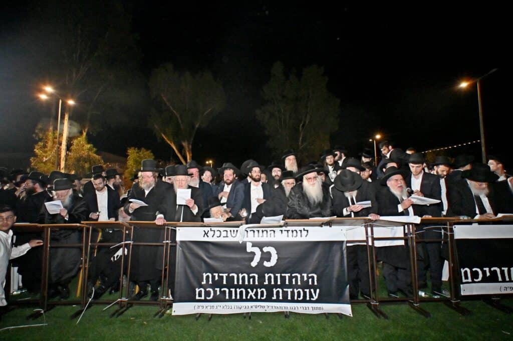 לאחר המעצרים: מחאת החסידים בשערי כלא 10 נמשכת