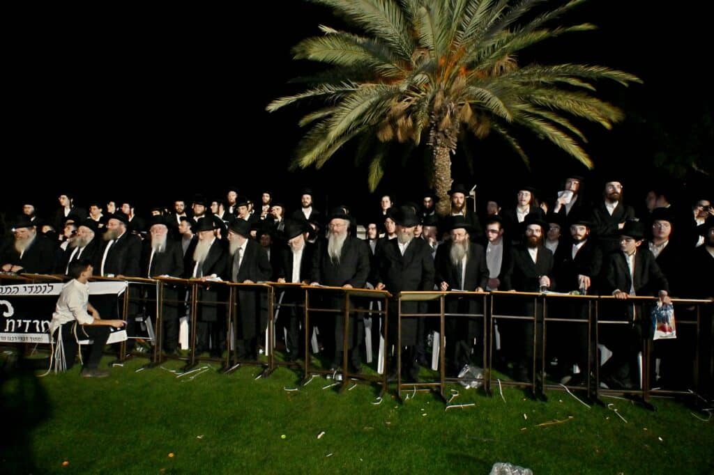 לאחר המעצרים: מחאת החסידים בשערי כלא 10 נמשכת