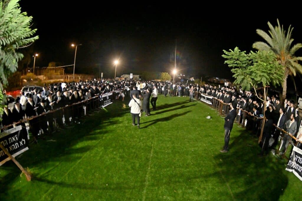 לאחר המעצרים: מחאת החסידים בשערי כלא 10 נמשכת