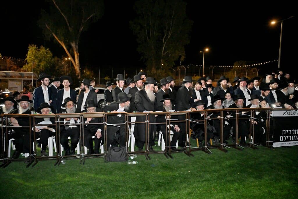 לאחר המעצרים: מחאת החסידים בשערי כלא 10 נמשכת