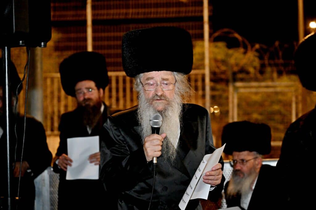 לאחר המעצרים: מחאת החסידים בשערי כלא 10 נמשכת